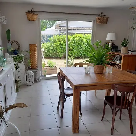 Jolie Maison Avec Piscine En Centre Village Holiday home *