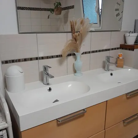 Jolie Maison Avec Piscine En Centre Village Feriehus