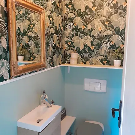 Jolie Maison Avec Piscine En Centre Village Salles (Gironde)